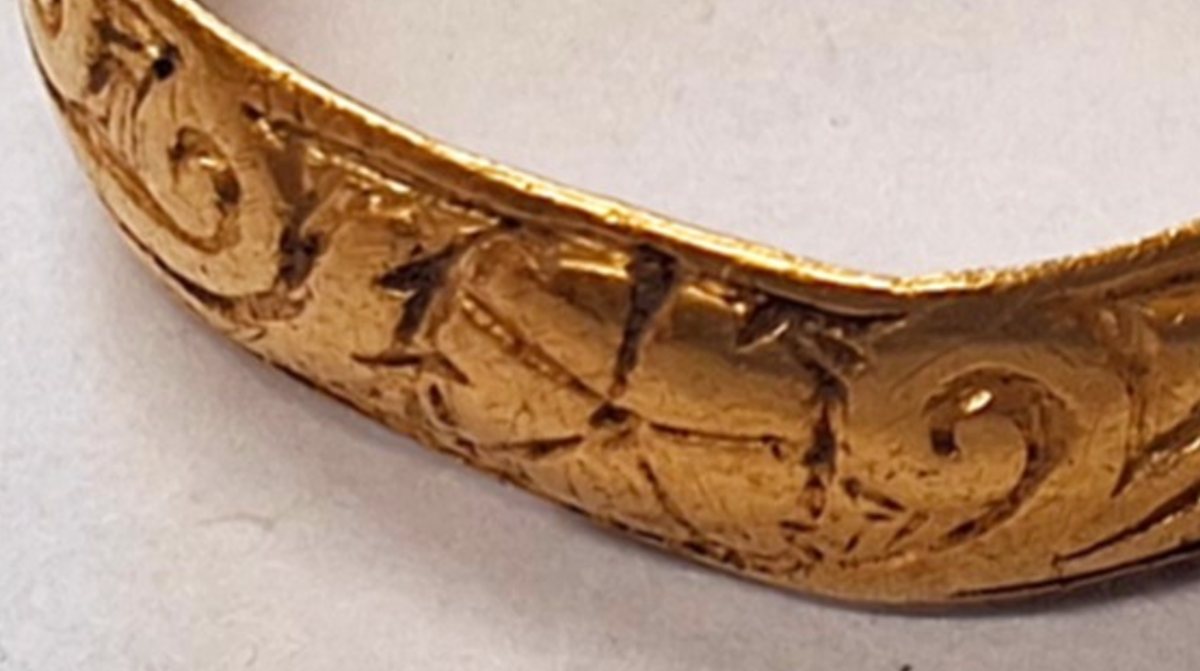 Nhưng dòng chữ khắc trên nhẫn và kỹ thuật chế tác tinh xảo là minh chứng vượt thời gian cho thấy trào lưu trang sức tình yêu cổ qua nhiều thế kỷ. Ảnh: @Chương trình Cổ vật Di động Anh.