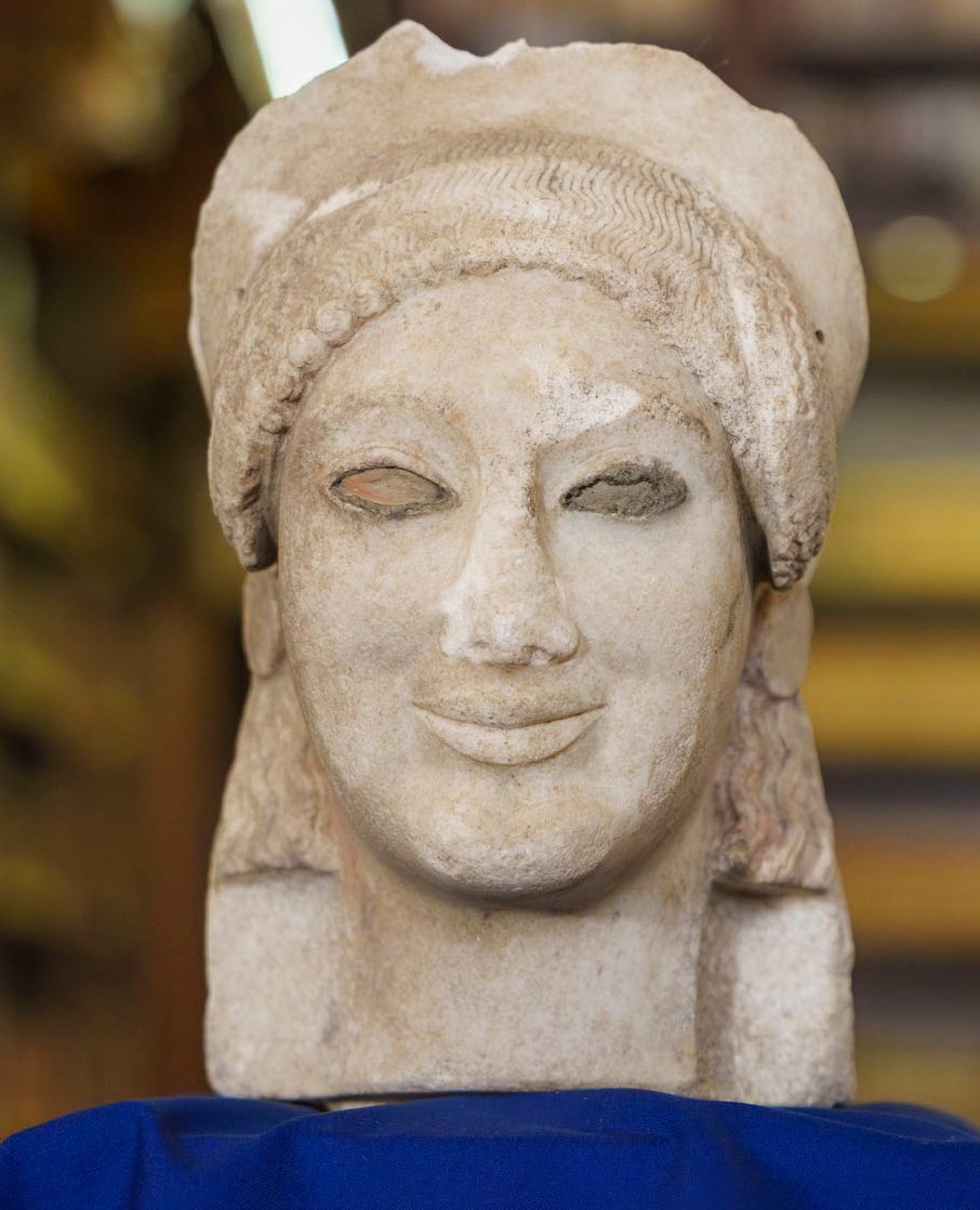 Tác phẩm điêu khắc mô tả một thiếu nữ với đôi mắt hình quả hạnh và nụ cười thanh thản, mãn nguyện. Ảnh: @Viện Khảo Cổ Học Quốc Gia Ý.