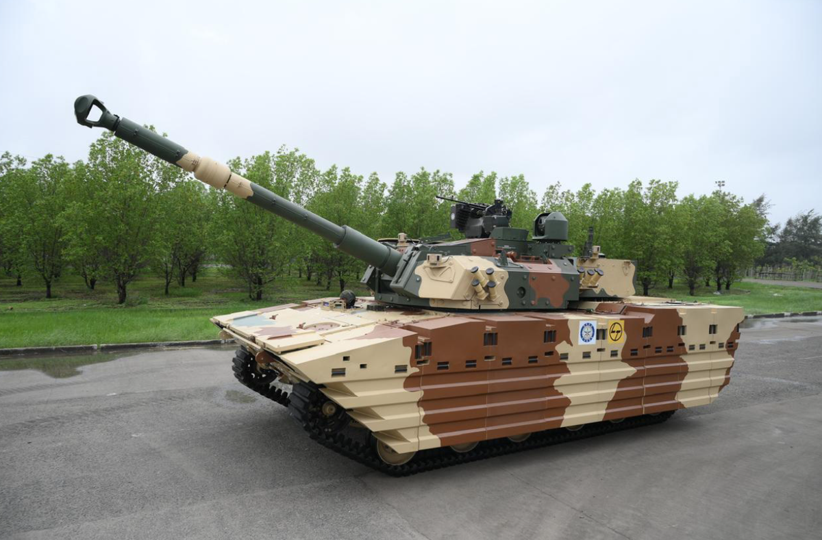 Xe tăng hạng nhẹ Zorawar được phát triển chung bởi DRDO và Larsen &amp; Toubro (L&amp;T), nó được thiết kế để đáp ứng yêu cầu của Quân đội Ấn Độ về một nền tảng có khả năng chiến đấu, cơ động cao phù hợp với các hoạt động ở vùng cao và miền núi. Ảnh: @Asian Military Review.