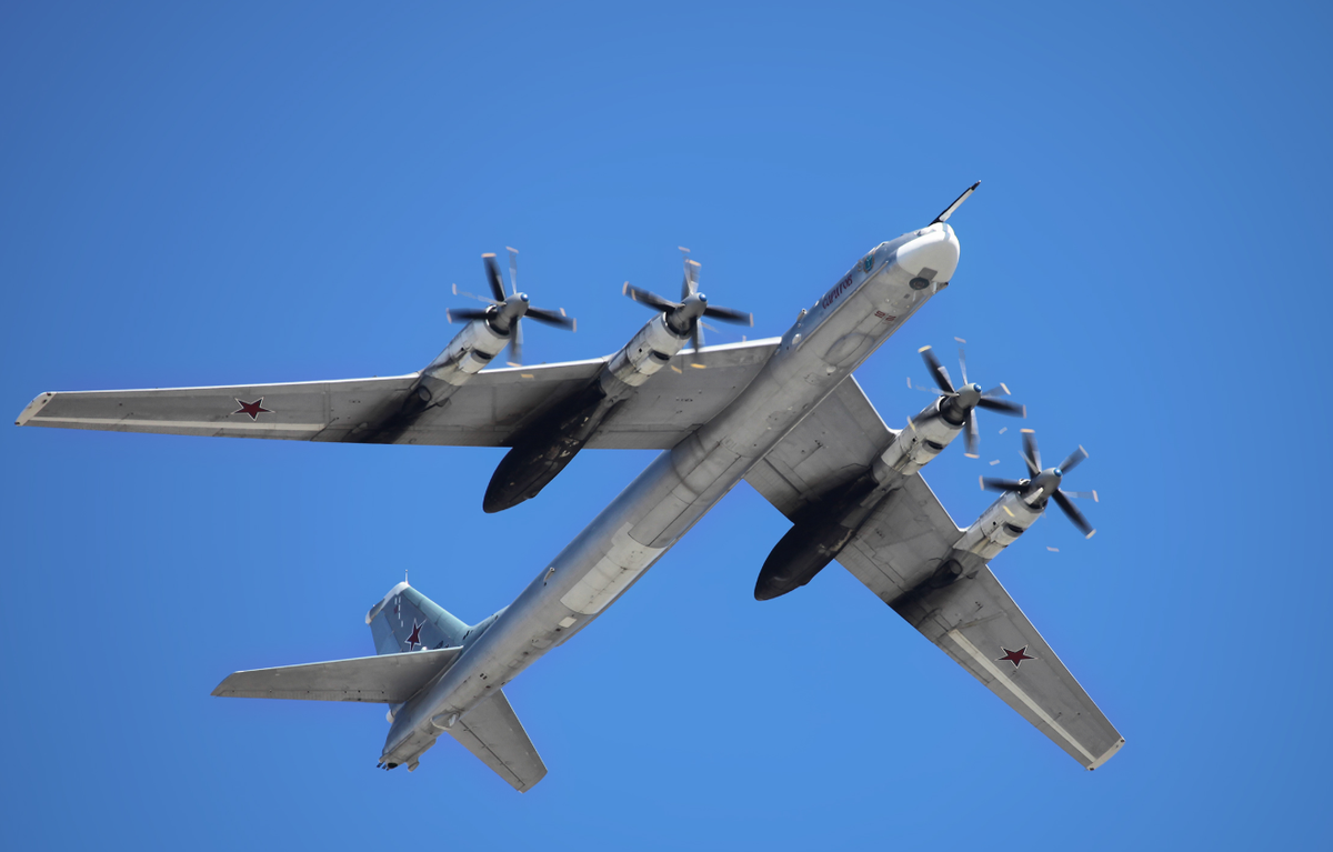Tupolev Tu-95, được NATO gọi là "Bear" , là máy bay ném bom chiến lược thời Chiến tranh Lạnh vẫn là trụ cột của không quân Nga. Lần đầu tiên bay vào năm 1952, máy bay bốn động cơ tua bin cánh quạt này dài 50m, có khả năng mang theo 15.000 kg vũ khí, bao gồm tên lửa hành trình Kh-101 được sử dụng chống lại các mục tiêu của Ukraine. Với tầm bay gần 15.000 km và tốc độ tối đa 820 km/h, Tu-95 có thể tấn công các mục tiêu ở xa mà không cần tiếp nhiên liệu, khiến nó trở nên lý tưởng cho các nhiệm vụ tấn công chiến lược. Ảnh: @Wikipedia.