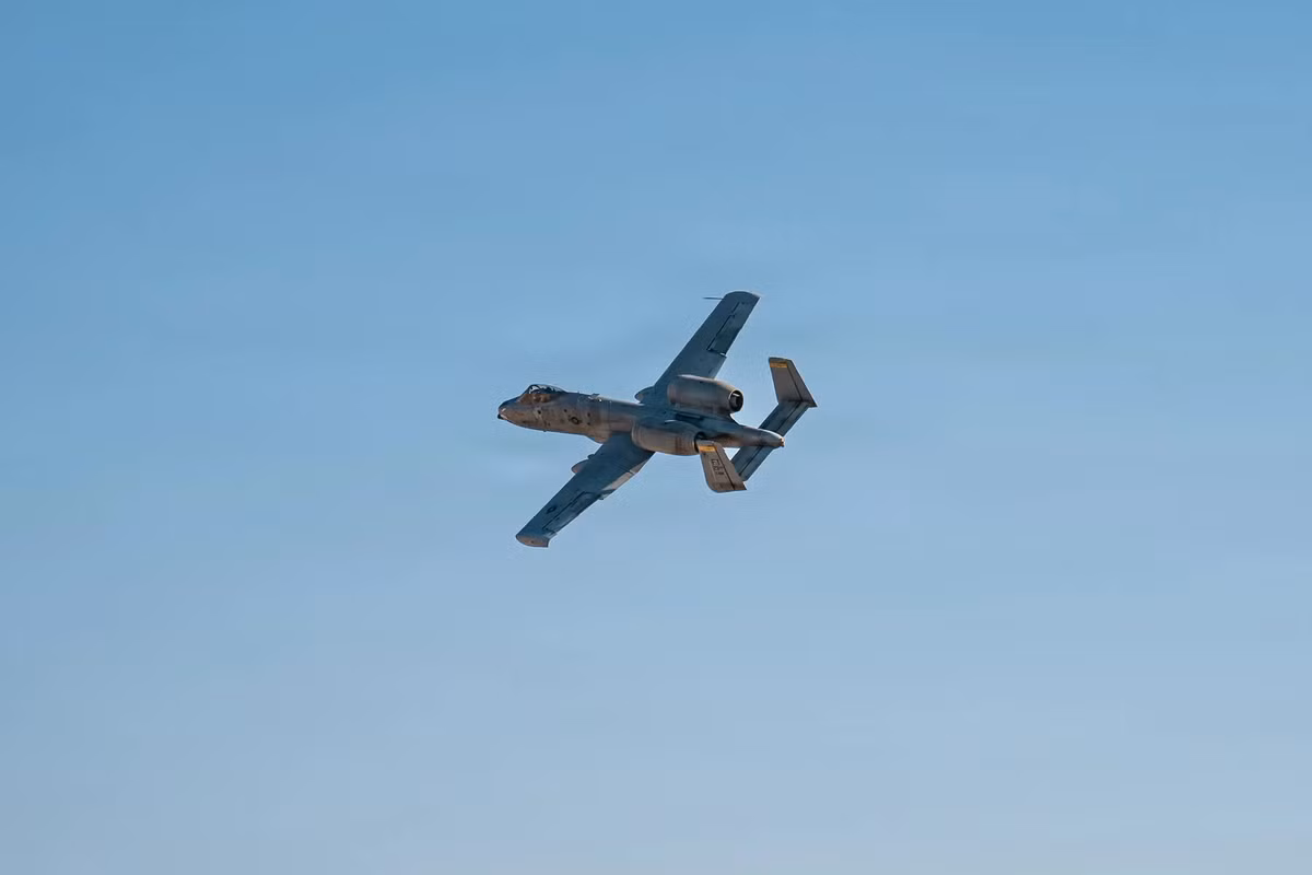 Các máy bay CSAR được yểm trợ bởi tiêm kích và UAV, bao gồm A-10 Thunderbolt II và MQ-9 Reaper nhằm phát hiện và tiêu diệt các mối đe dọa từ mặt đất.