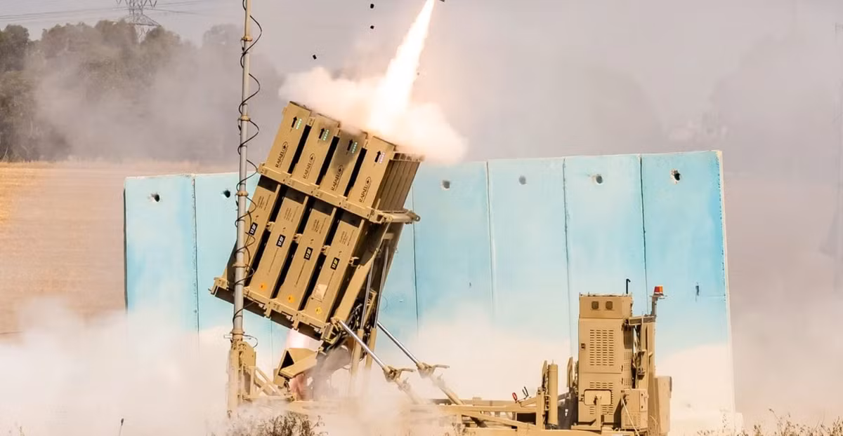 Về Hệ thống phòng thủ tên lửa, một trong những thành tựu quân sự quan trọng nhất của Israel trong những năm gần đây là việc phát triển mạng lưới phòng thủ tên lửa nhiều lớp. Hệ thống Iron Dome đánh chặn các tên lửa tầm ngắn, trong khi David's Sling và Arrow-2/3 chống lại các mối đe dọa tầm trung và tầm xa, bao gồm cả tên lửa đạn đạo. Các hệ thống này, được phát triển với sự hợp tác của Mỹ, đã đánh chặn thành công hàng nghìn quả đạn kể từ năm 2011 và đóng vai trò quan trọng trong việc phòng thủ chống lại sự trả đũa của Iran. Ảnh: @Technology Magazine.