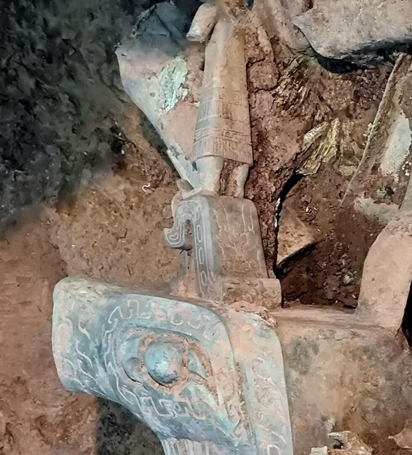 Zhao Hao, nhà khảo cổ học của Đại học Bắc Kinh cho biết, trên bộ ngực rộng của quái thú có khắc một cây sự sống thiêng liêng. Mặt khác, có một bức tượng người đứng trên đầu con quái thú. Bức tượng người này mặc một chiếc váy dài để điều khiển con quái thú. Ảnh: @Đại học Bắc Kinh.