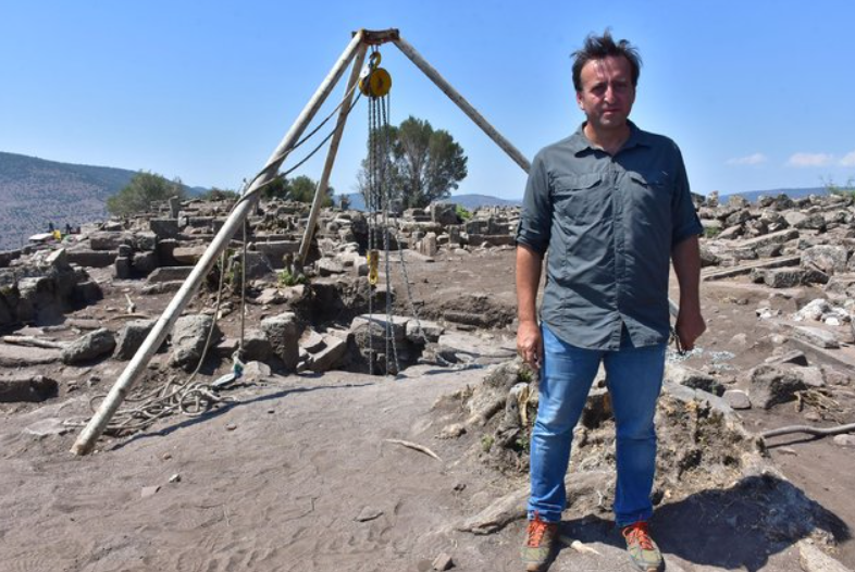 Một trong những hiện vật độc đáo được khai quật trong giếng đó là bức tượng nữ thần Hestia. Ảnh: @Đại học Manisa Celal Bayar.