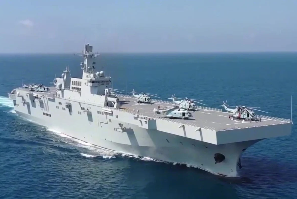 Tàu đổ bộ Type 075, thường được so sánh với tàu tấn công đổ bộ lớp Wasp của Hải quân Mỹ, là một nền tảng đáng gờm được thiết kế, chế tạo để hỗ trợ nhiều hoạt động quân sự, từ đổ bộ quân đến các nhiệm vụ nhân đạo khác nhau. Sự phát triển của tàu Hồ Bắc phản ánh xu hướng rộng hơn trong chiến tranh hải quân, nơi tính linh hoạt và sự tích hợp là điều tối quan trọng. Ảnh: @Ricky Un.