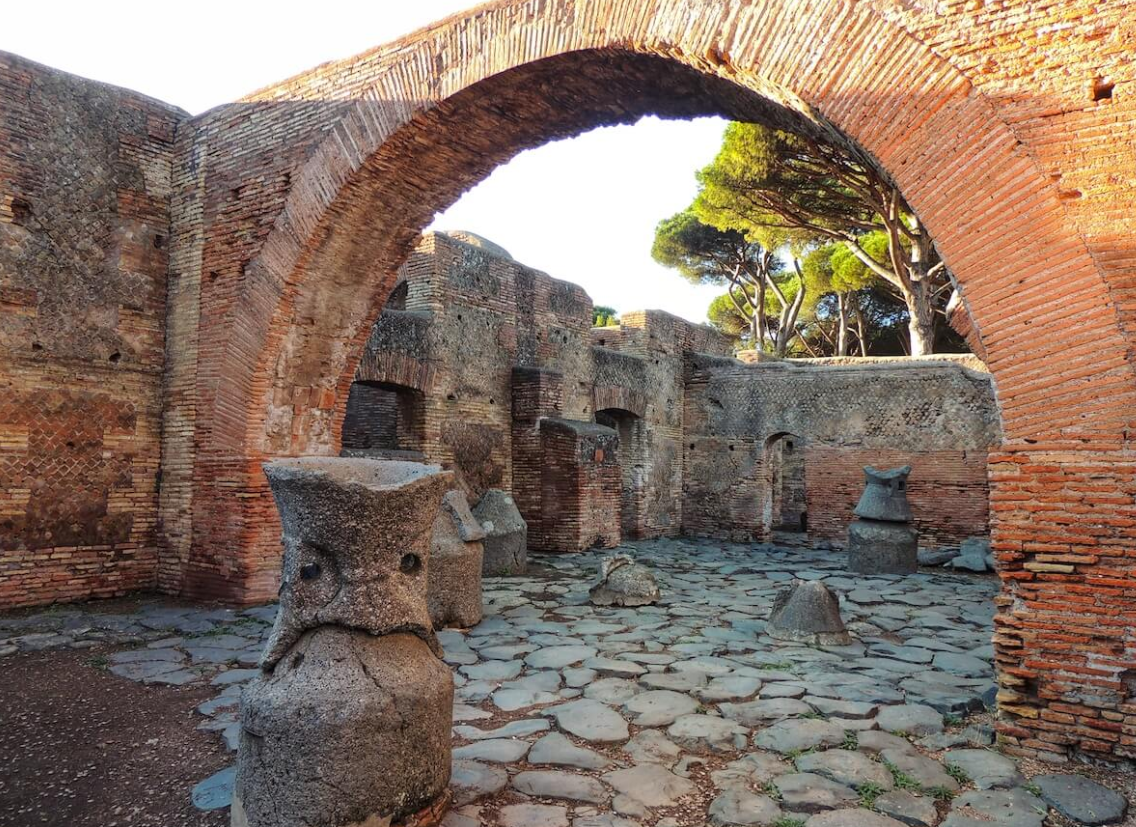 Gần đây, Tiến sĩ Giulia Boetto, nhà nghiên cứu tại Trung tâm Camille Jullian thuộc Đại học Aix-Marseille và CNRS, cùng các đồng nghiệp đã tìm thấy tàn tích của một số con thuyền gỗ tại địa điểm Ostia cổ xưa này. Ảnh: @Giulia Boetto.