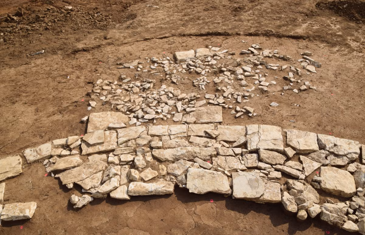 Vị trí của vòng tròn củng cố thêm cho cách lý giải này. Nó nằm gần một con đường La Mã từng nối Nassenfels với thung lũng Altmühltal, và gần tàn tích của một biệt thự rustica — cũng là một điền trang La Mã. Tất cả những điều này cho thấy, người được tưởng niệm có thể là một thành viên của giới thượng lưu địa phương. Ảnh: @Văn phòng Bảo tồn Di tích Bang Bavaria.