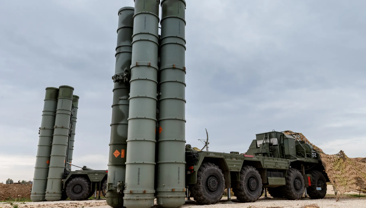 Về phía Nga, nước này đang tìm cách bổ sung nhanh chóng kho vũ khí của mình trước nhu cầu muốn sở hữu hệ thống phòng không S-400 ngày càng tăng của các quốc gia, và những tổn thất trong các cuộc xung đột hiện nay. Ảnh: @Missile Defense Advocacy Alliance.