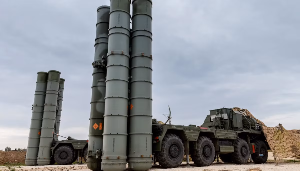 Về phía Nga, nước này đang tìm cách bổ sung nhanh chóng kho vũ khí của mình trước nhu cầu muốn sở hữu hệ thống phòng không S-400 ngày càng tăng của các quốc gia, và những tổn thất trong các cuộc xung đột hiện nay. Ảnh: @Missile Defense Advocacy Alliance.