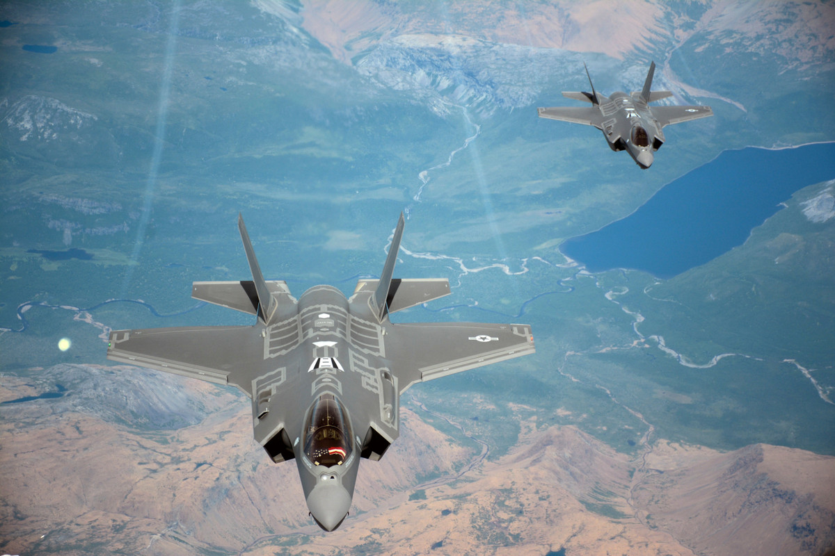 Với chi phí vượt quá 100 triệu đô la cho biến thể F-35A, máy bay phản lực này đại diện cho nền tảng của sức mạnh không quân Mỹ, gây ấn tượng nhờ khả năng tàng hình tiên tiến, có khả năng hợp nhất các cảm biến và hoạt động hỗ trợ mạng. Ảnh: @ USNI News - U.S. Naval Institute.