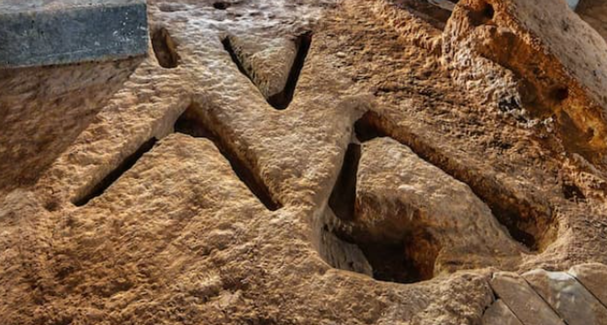 Ở rìa công trình, người ta tìm thấy một hang động nhỏ chứa bộ sưu tập hiện vật có niên đại từ thế kỷ thứ 8 Trước Công Nguyên. Ảnh: @Shalom Kveller / City of David.