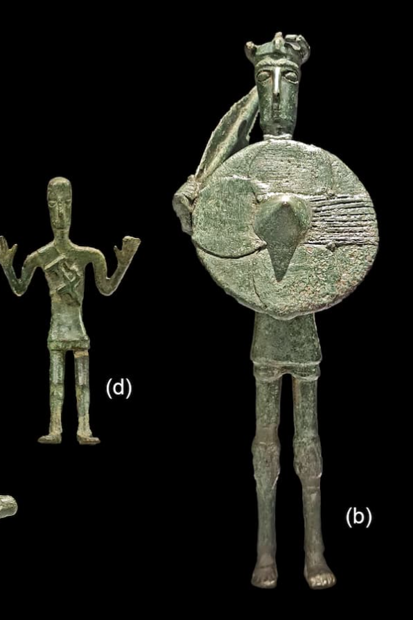 Những bức tượng nhỏ, mô tả các chiến binh, thủ lĩnh, động vật và tàu thuyền. Ảnh: @Bảo tàng Quốc gia Ý.