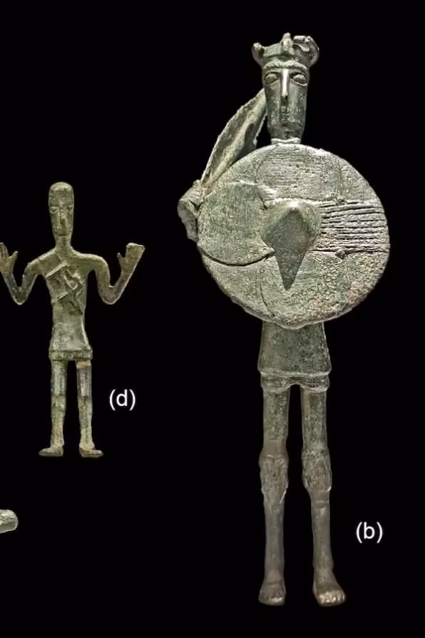 Những bức tượng nhỏ, mô tả các chiến binh, thủ lĩnh, động vật và tàu thuyền. Ảnh: @Bảo tàng Quốc gia Ý.