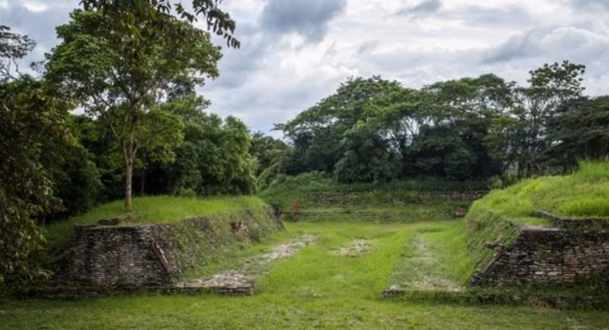 Nhà khảo cổ học Miguel Pérez Negrete, cũng là thành viên của Trung tâm INAH tại Guerrero, đã thực hiện công tác thanh tra, nhấn mạnh: “Các cuộc khảo sát ban đầu tại địa điểm này đã giải thích bố cục cho thấy một hệ thống phân cấp xã hội phức tạp, trong đó các khu vực thấp hơn chứa những ngôi nhà khiêm tốn, trong khi các khu vực cao hơn được dành riêng cho các khu phức hợp cung điện và không gian công cộng/nghi lễ”. Ảnh: @Viện Nhân chủng học và Lịch sử Quốc gia Mexico.