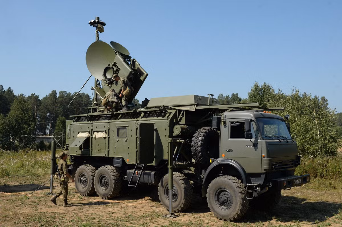 Các hệ thống tác chiến điện tử có thể cũng đóng một vai trò, với các báo cáo từ Viện Nghiên cứu Chiến tranh chỉ ra rằng, Nga sử dụng máy gây nhiễu Krasukha-4 để phá vỡ hệ thống liên lạc và radar của Ukraine gần làng Shevchenko. Các máy này có khả năng gây nhiễu tín hiệu trong phạm vi bán kính 300 km, đã thay đổi cuộc chơi trong việc vô hiệu hóa khả năng phối hợp phòng thủ của Ukraine. Ảnh: @ Defence Security Asia.