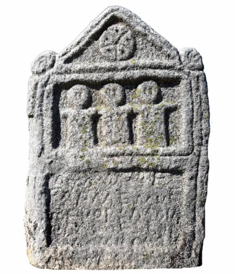 Trên các tấm bia đá này khắc các bức hình ảnh người thu nhỏ thành dạng bán thân, với phần đầu to bất thường và hầu như không có tay chân. Sự phì đại của phần đầu này cũng là đặc điểm của nghệ thuật Celtic cổ nổi bật ở châu Âu. Ảnh: @Đại học Valencia.