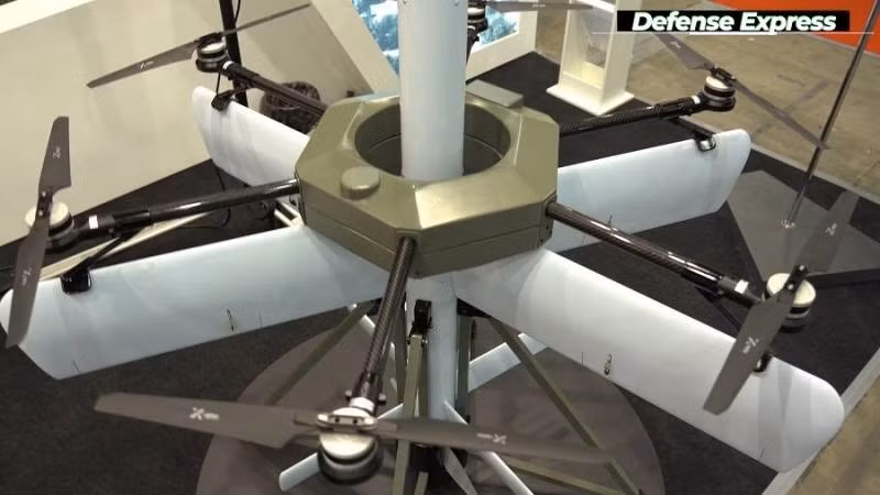 Ngoài ra, hệ thống này được thiết kế để triển khai theo đơn vị nhỏ, có thể mang vác trong ba lô. Một bộ nhiệm vụ tiêu chuẩn gồm ba đạn bay lượn cho một tổ ba người, mỗi ba lô nặng khoảng 15 kg, phù hợp với các lực lượng có tính cơ động cao và phương thức tác chiến phân tán.