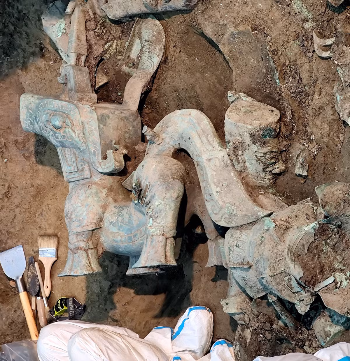 Đó là một tượng quái thú bằng đồng, kích thước khổng lồ, nặng khoảng 150 kg, nó không giống bất kỳ sinh vật thần thoại bằng đồng nào khác từng được tìm thấy trong các hố hiến tế cổ xưa ở Trung Quốc. Ảnh: @Đại học Bắc Kinh.