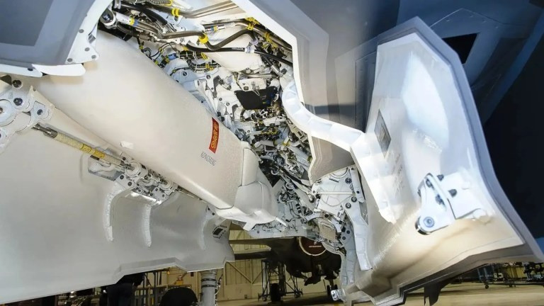 Ngược lại, JSM được thiết kế riêng để mang theo bên trong, một tính năng mà Kongsberg nhấn mạnh là độc nhất trong phân khúc của nó. “Tên lửa tấn công chung cung cấp khả năng tiên tiến cho máy bay có khả năng quan sát thấp như F-35”, Kongsberg tuyên bố trong ngày 5/6/2025, lưu ý khả năng tấn công mục tiêu ở tầm xa trong khi vẫn duy trì được cấu hình tàng hình của máy bay.