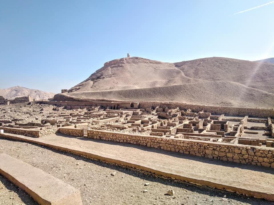 Khi tiến hành khai quật tại Làng Đá trong khu di tích bị bỏ hoang gần thành phố Amarna ngày nay của Ai Cập, các chuyên gia đến từ Bộ Cổ Vật Ai Cập bất ngờ tìm thấy một vật thể lạ. Ảnh: @Bộ Cổ Vật Ai Cập.