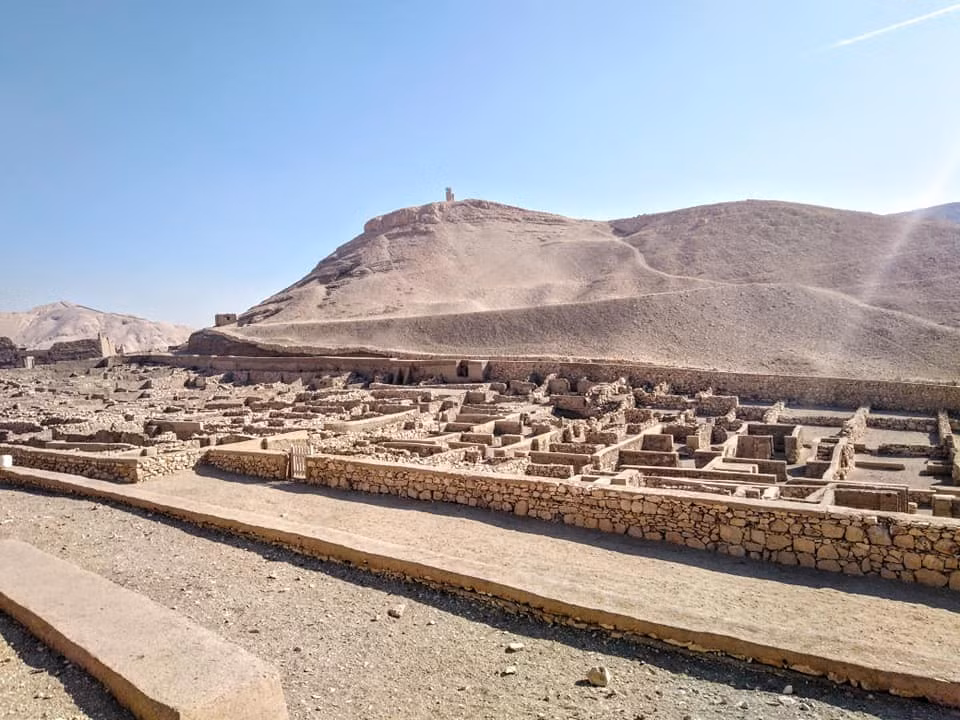 Khi tiến hành khai quật tại Làng Đá trong khu di tích bị bỏ hoang gần thành phố Amarna ngày nay của Ai Cập, các chuyên gia đến từ Bộ Cổ Vật Ai Cập bất ngờ tìm thấy một vật thể lạ. Ảnh: @Bộ Cổ Vật Ai Cập.