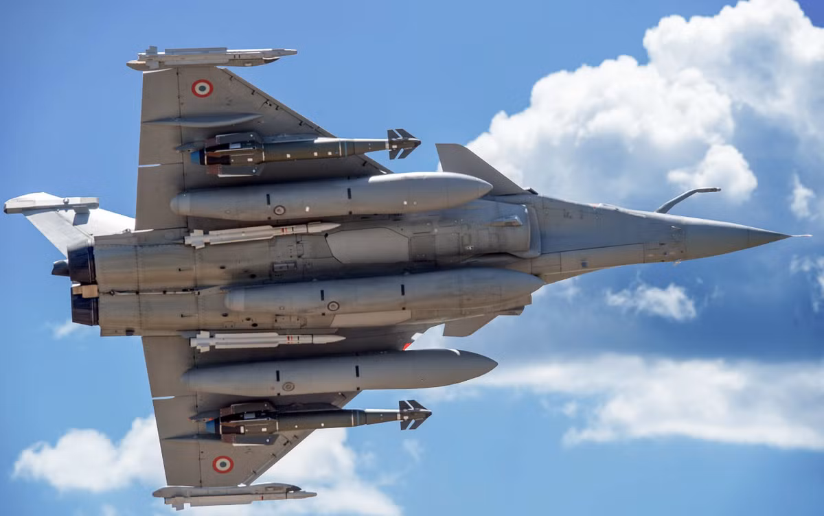 Tuy nhiên, chi phí cao của Rafale và những thách thức về mặt hậu cần khi tích hợp một nền tảng mới đã gây ra cuộc tranh luận trong nước, khi một số nhà lập pháp đặt câu hỏi, liệu khoản đầu tư này có phù hợp với các ưu tiên quốc phòng rộng lớn hơn của Indonesia hay không. Ảnh: @Air Force Technology.