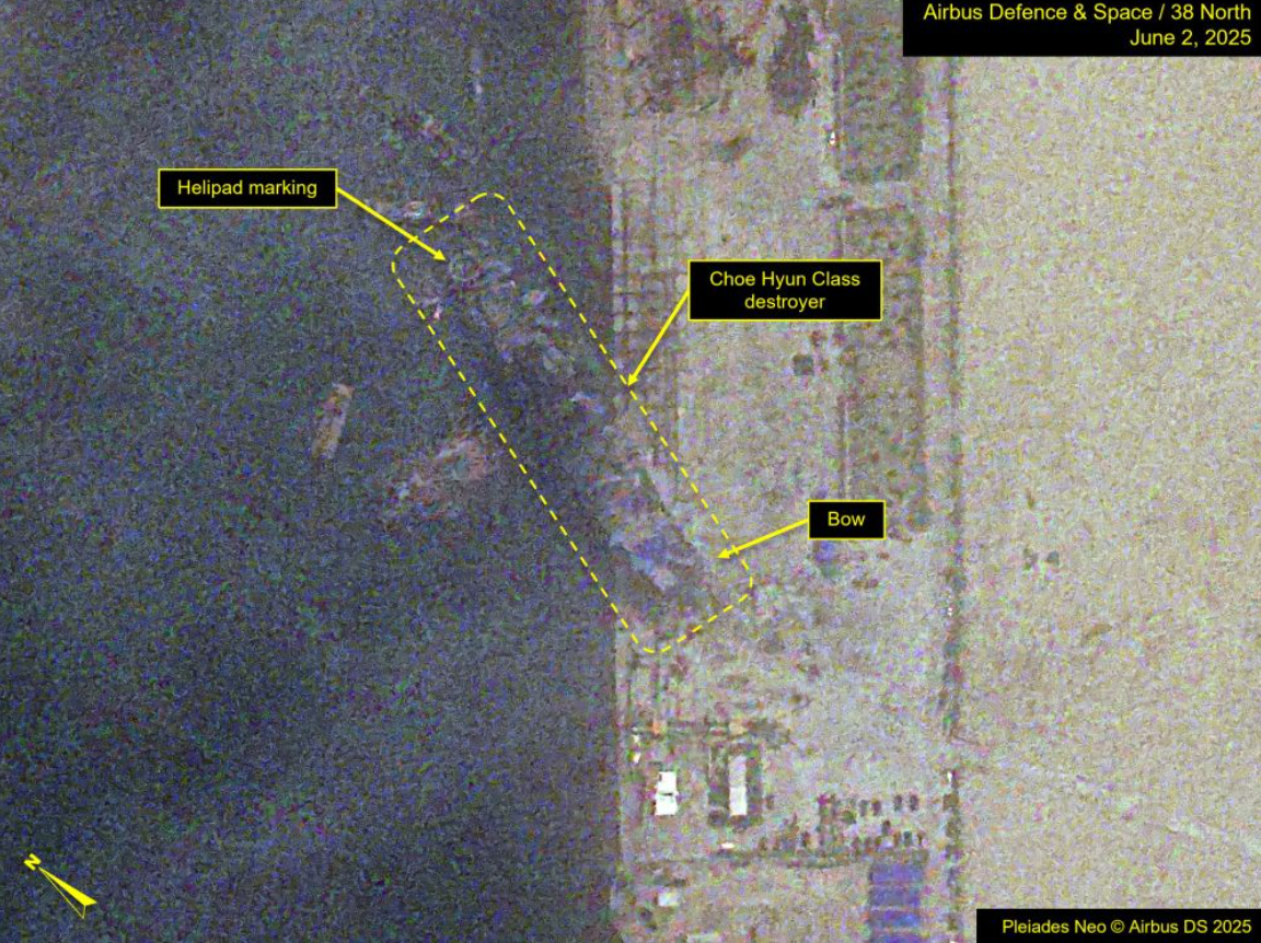 38 North, một trang web chuyên phân tích về Triều Tiên, mới đây đã công bố hình ảnh vệ tinh từ Airbus Defense and Space, về cảnh tượng tại Xưởng đóng tàu Chongjin vào hôm 2 tháng 6. Bức ảnh cho thấy, tàu chiến đã ở tư thế thẳng đứng lần đầu tiên, kể từ lần không hạ thủy thành công vào hôm 21 tháng 5. Ảnh: @Pleiades NEO/Airbus DS 2025.