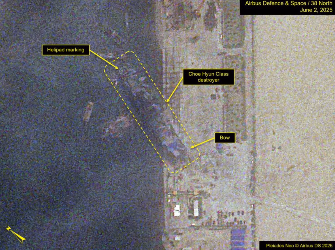 38 North, một trang web chuyên phân tích về Triều Tiên, mới đây đã công bố hình ảnh vệ tinh từ Airbus Defense and Space, về cảnh tượng tại Xưởng đóng tàu Chongjin vào hôm 2 tháng 6. Bức ảnh cho thấy, tàu chiến đã ở tư thế thẳng đứng lần đầu tiên, kể từ lần không hạ thủy thành công vào hôm 21 tháng 5. Ảnh: @Pleiades NEO/Airbus DS 2025.