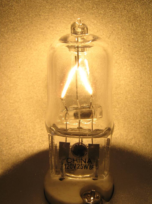 Theo Tiến sĩ Hyoung-il Kim, bóng đèn halogen chỉ chuyển đổi 10% năng lượng sử dụng thành ánh sáng, còn 90% còn lại được chuyển đổi thành nhiệt. Bóng đèn sợi đốt thậm chí còn tệ hơn, phát ra 5% ánh sáng và 95% nhiệt. Lượng nhiệt lượng đó thường bị lãng phí. Vì vậy, nhóm nghiên cứu quyết định sử dụng lượng nhiệt dư thừa này để kích hoạt chất xúc tác nhiệt phân hủy VOC phủ trên chụp đèn. Ảnh: @ History of Lighting.