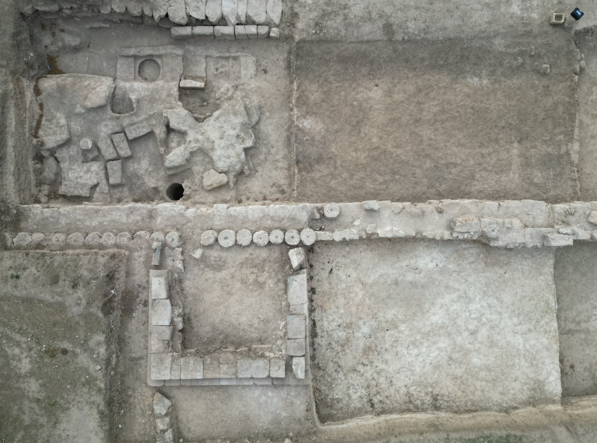 Hay nói rõ hơn, hình khắc trên mặt nạ này ngụ ý rằng, các sự kiện triết học và văn học, cũng như các vở bi kịch và hài kịch đậm tính triết học có thể đã được trình diễn tại nhà hát cổ ở Kastabala. Ảnh: @Bộ Văn hóa và Du lịch Thổ Nhĩ Kỳ.