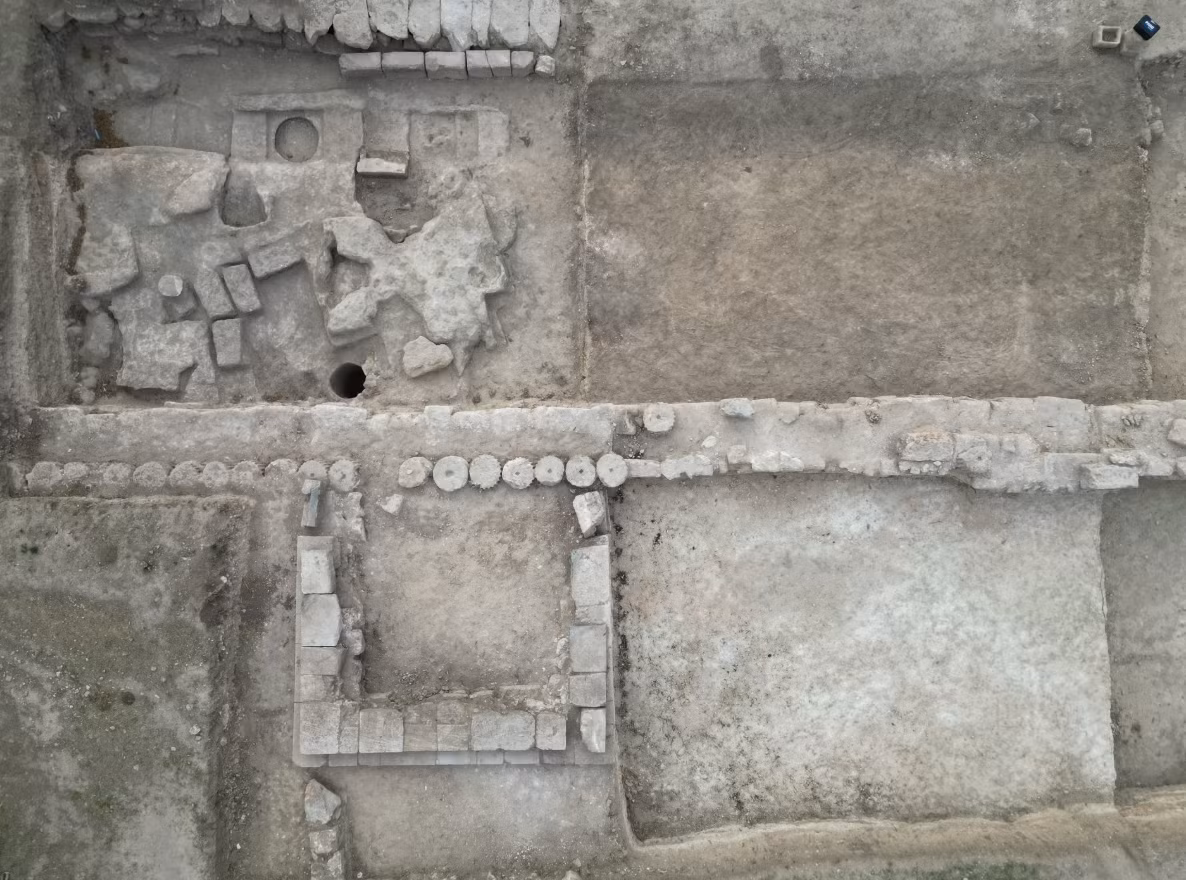 Hay nói rõ hơn, hình khắc trên mặt nạ này ngụ ý rằng, các sự kiện triết học và văn học, cũng như các vở bi kịch và hài kịch đậm tính triết học có thể đã được trình diễn tại nhà hát cổ ở Kastabala. Ảnh: @Bộ Văn hóa và Du lịch Thổ Nhĩ Kỳ.