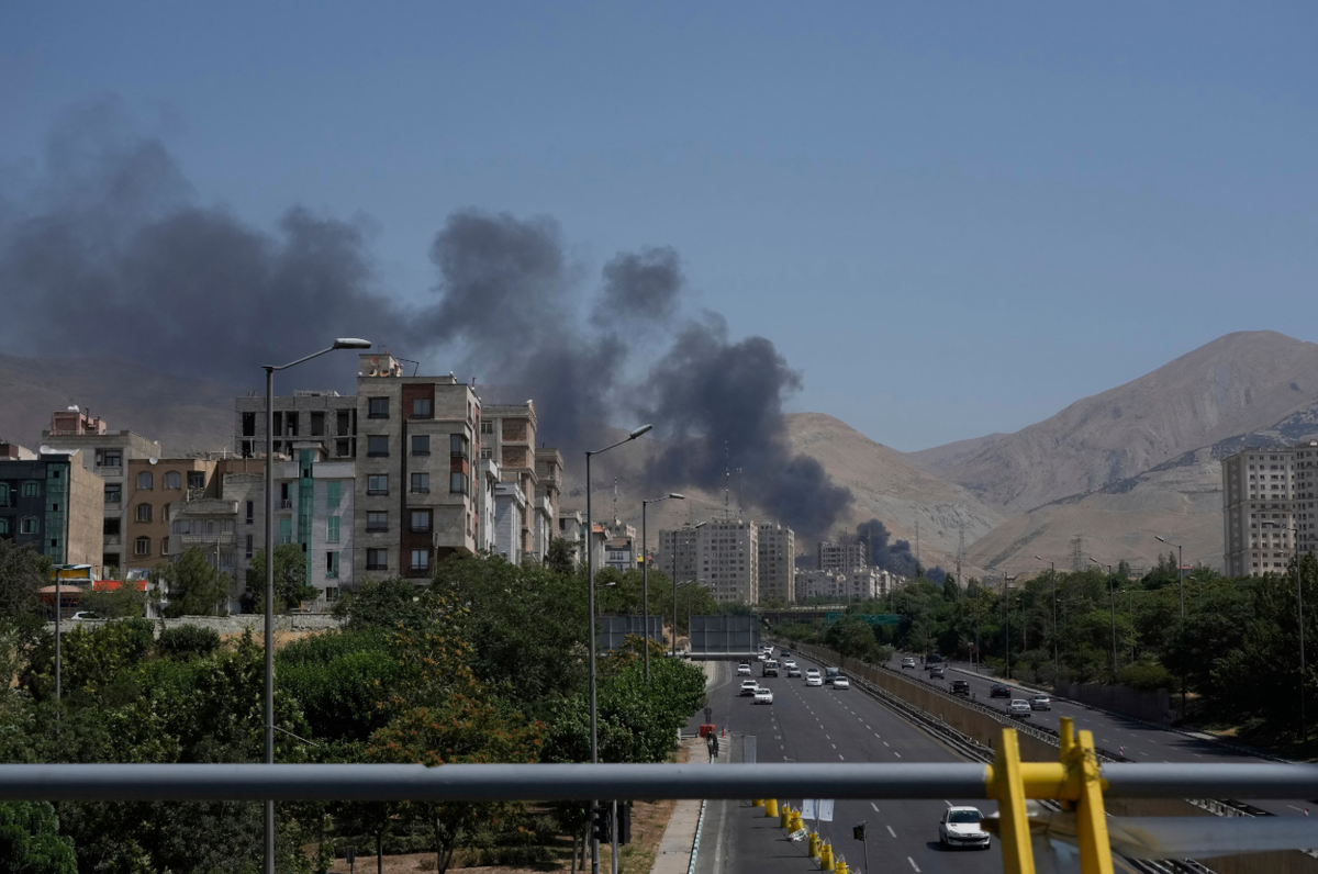 Quân đội Israel cho biết, họ có quyền kiểm soát trên không tại miền Tây Iran và Tehran, và đang nỗ lực mở rộng quyền kiểm soát này sang các khu vực khác của đất nước để ngăn chặn các cuộc tấn công bằng tên lửa đạn đạo của Iran vào Israel. Theo Lực lượng Phòng vệ Israel (IDF), cho đến nay đã có hơn 70 hệ thống phòng không của Iran bị phá hủy trong các cuộc không kích. Ảnh: @ The Washington Post.