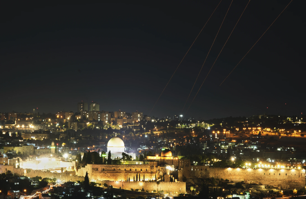 Iran tuyên bố, họ đã tấn công các trung tâm công nghiệp quân sự của Israel được sử dụng để sản xuất tên lửa và các thiết bị quân sự khác, đồng thời nói thêm rằng: "Các báo cáo thực địa, hình ảnh vệ tinh và thông tin tình báo thu được cho thấy, hàng chục tên lửa đạn đạo đã tấn công hiệu quả vào các mục tiêu chiến lược". Trong khi đó, Bộ trưởng Quốc phòng Israel - Israel Katz cho biết Iran đã "vượt qua ranh giới đỏ" khi bắn tên lửa vào các trung tâm dân sự và tuyên bố sẽ phải "trả giá rất đắt" cho hành động của mình. Ảnh: @Ohad Zwigenberg.