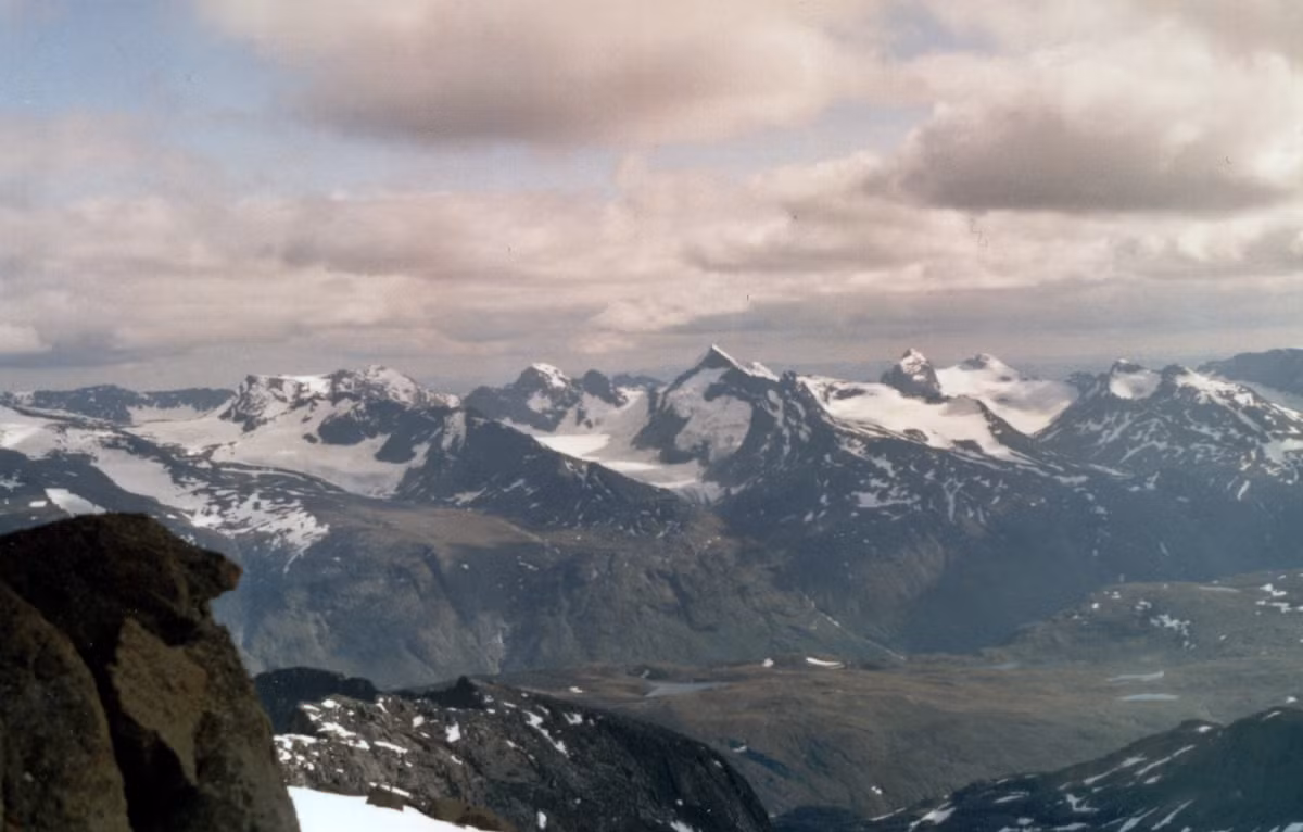 Một hướng dẫn viên leo núi Oppland, Na Uy thuộc nhóm Secrets of the Ice (Bí mật Băng) bất ngờ tìm thấy vật thể lạ nằm trong băng tan. Nhanh chóng người này liên hệ đến các chuyên gia khảo cổ học thuộc Bảo tàng Lịch sử Văn hóa của Đại học Oslo. Ảnh: @Bảo tàng Lịch sử Văn hóa của Đại học Oslo.