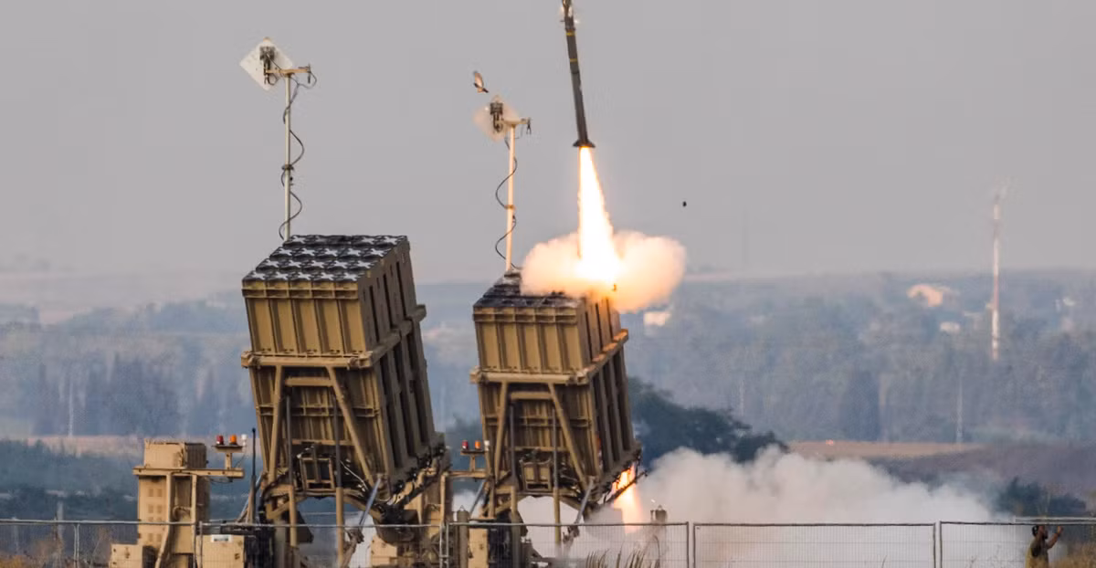 Tuy nhiên, điều nổi bật là đóng góp của Iron Dome. Mặc dù có vai trò chính là đánh chặn tên lửa tầm ngắn, nhưng hệ thống này đã vô hiệu hóa thành công 20 đến 30% tên lửa đạn đạo bay đến không phận Israel, đặc biệt là những tên lửa nhắm vào các trung tâm đô thị như Tel Aviv, Haifa và Rishon LeZion. Hiệu suất này mặc dù không lớn, nhưng là minh chứng cho khả năng thích ứng của hệ thống, vì nó hoạt động song song với Arrow và David's Sling để giảm thiểu thiệt hại và thương vong. Ảnh: @ Vox.
