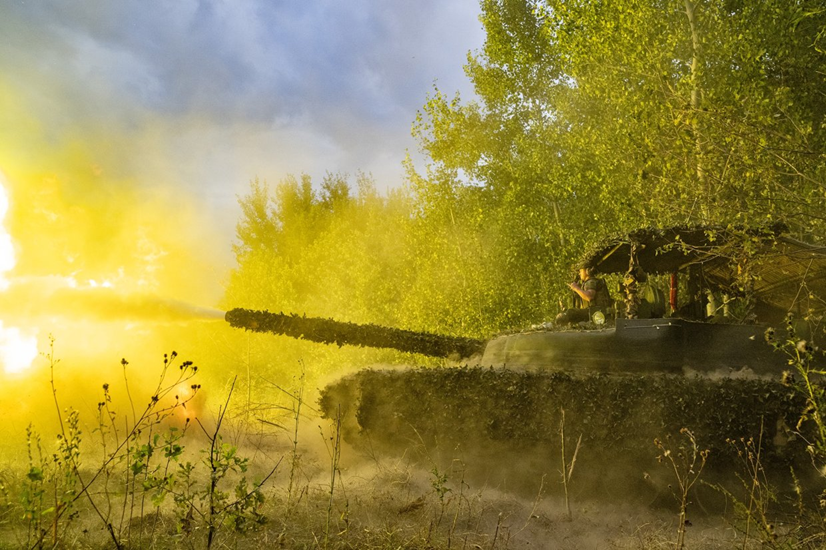 Ukraine nuôi tham vọng chiếm lại các điểm chốt quan trọng khi đối phương hạ nhiệt, nhưng thực tế lại như cú tát mạnh vào mặt họ — không những phản công thất bại hoàn toàn, mà còn bị quân Nga ở thế phòng thủ xé toang nhiều lớp phòng tuyến. Ảnh: RIA Novosti