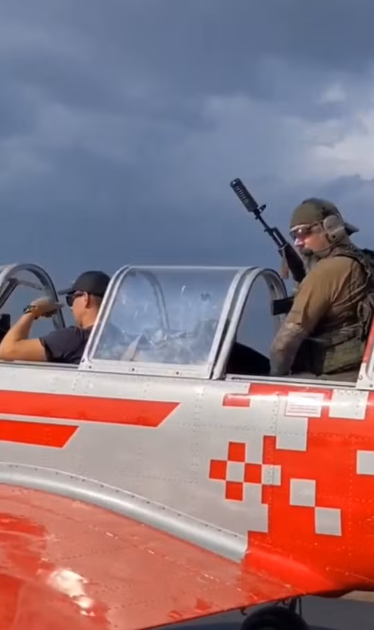 Có thể, do tốc độ và độ cao bay thấp, UAV của Ukraine khó bị phát hiện và đánh chặn bằng hệ thống phòng không hơn. Máy bay chiến đấu và trực thăng có thể được sử dụng, nhưng một số thách thức nhất định dường như đòi hỏi Nga phải làm theo những giải pháp đơn giản hơn. Ảnh: @Танки История и современность.