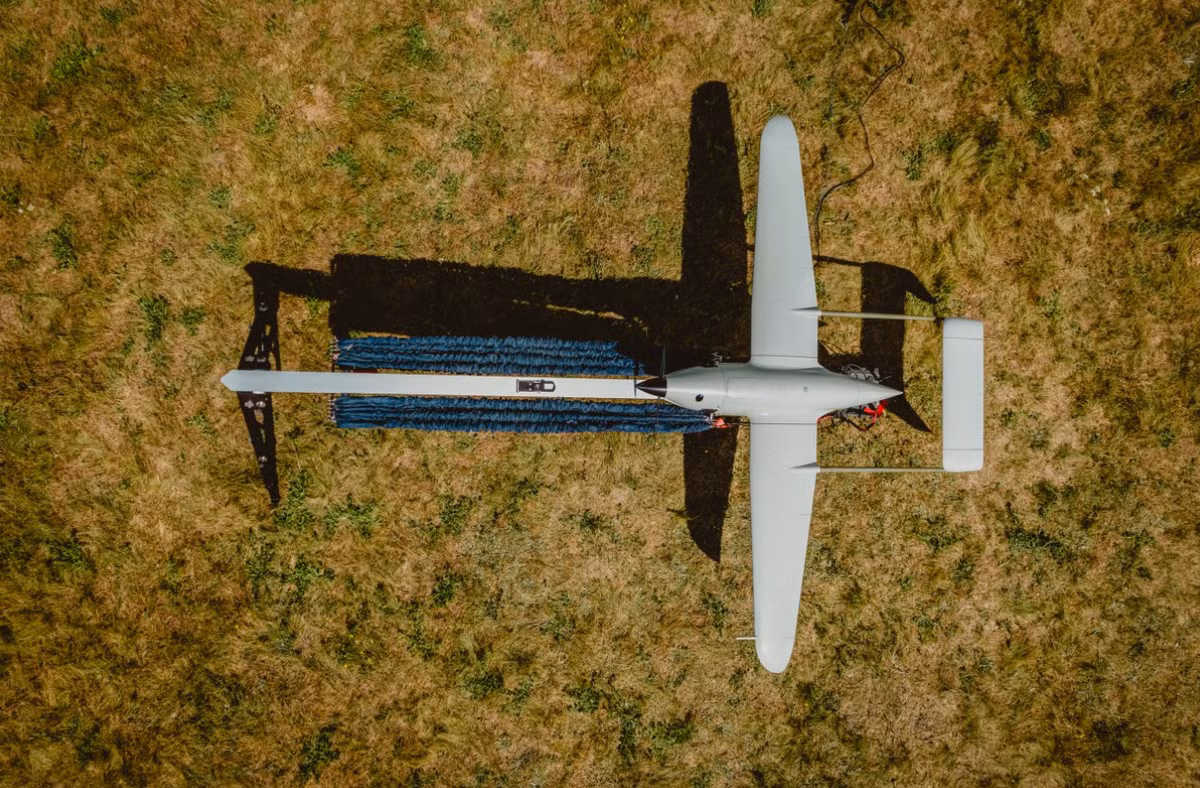 Bằng cách kết hợp gần 20 năm kinh nghiệm về kỹ thuật UAV của Skyeton với công nghệ robot tự động và công nghệ kết hợp cảm biến của Harmattan AI, quan hệ đối tác này nhằm mục đích cung cấp một UAV do châu Âu chế tạo có khả năng tăng cường nhận thức tình huống trên chiến trường và khả năng ra quyết định. Ảnh: @Skyeton.