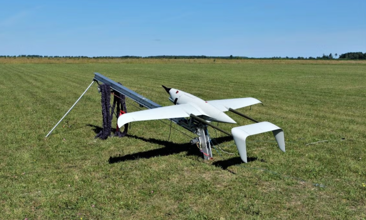 AI trên UAV Raybird cũng sẽ hỗ trợ thực hiện nhiệm vụ thích ứng, cho phép UAV phản ứng với các điều kiện động, tự động định tuyến lại hoặc tiếp tục hoạt động ngay cả khi liên kết truyền thông bị gián đoạn. Ảnh: @Skyeton.