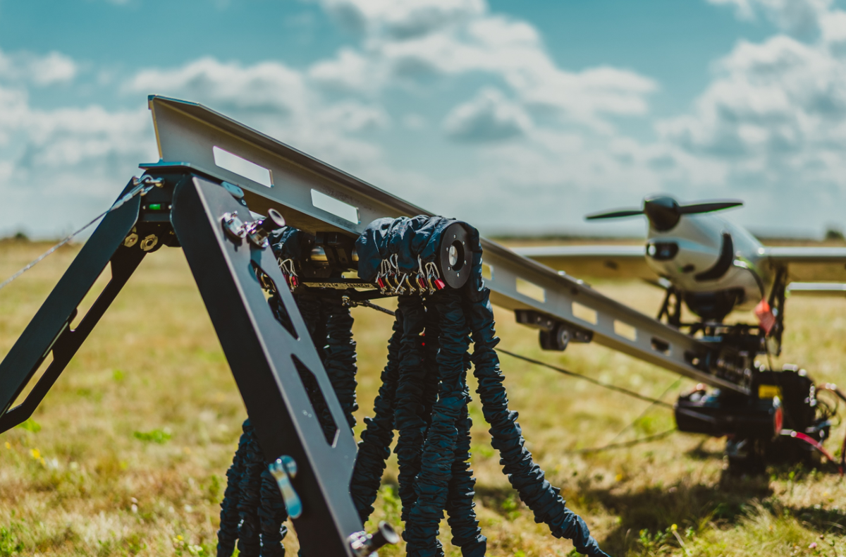 Việc tích hợp công nghệ cảm biến và tự động hóa tiên tiến của Harmattan AI đảm bảo nền tảng này vẫn có khả năng mở rộng phạm vi cũng như cách thức hoạt động, đáng tin cậy và sẵn sàng thực hiện mọi nhiệm vụ, cung cấp cho lực lượng đồng minh các giải pháp tình báo trên không tiên tiến, dựa trên dữ liệu để tăng cường an ninh tập thể. Ảnh: @Skyeton.