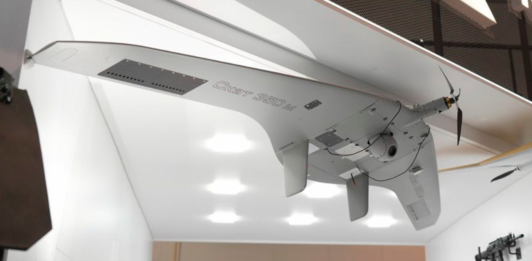 UAV SKAT 350M có thể bay trên không đến bốn giờ liên tục và được trang bị kết cấu gia cố để hạ cánh bằng dù. Nó đang được sử dụng rộng rãi trên bộ và trên biển, bao gồm cả các hoạt động ở Biển Đen. Ảnh: @Tập đoàn Kalashnikov Concern.
