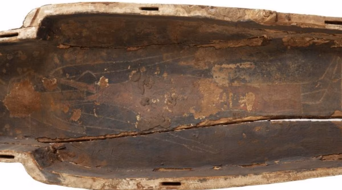 Sau khi xác ướp của Ta-Kr-Hb được đưa ra khỏi quan tài, các nhà bảo tồn tại Bảo tàng và Phòng trưng bày Perth của Scotland đã phát hiện ra bức tranh vẽ nữ thần ở mặt trong của quan tài xác ướp Ai Cập. Ảnh: @Bảo tàng và Phòng trưng bày Perth.