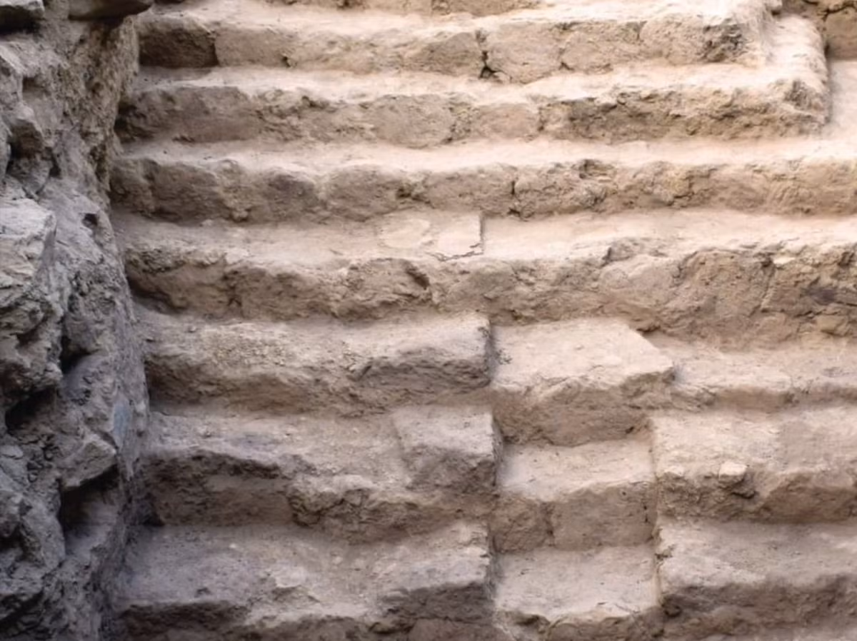 Cụ thể, công trình này cao khoảng 3,20 mét và rộng 5 mét, nằm sâu 6 mét dưới lòng đất. Ảnh: @Dự án Khảo cổ học Sechin.