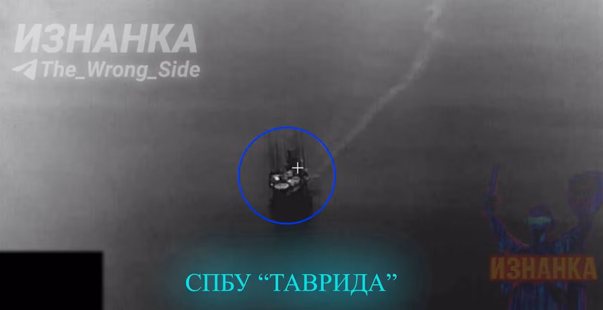 Mới đây, một đoạn clip bất ngờ xuất hiện trực tuyến, cho thấy cuộc tấn công của Nga vào một giàn khoan của Ukraine ở Biển Đen, bằng tên lửa hành trình siêu thanh do máy bay ném bom Tu-22M3 Backfire-C của Nga phóng đi. Ảnh: @Archer83Able.