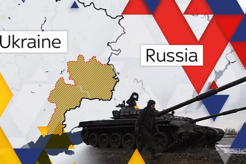 Ảnh vệ tinh cho thấy hàng loạt điểm đào cách đều quanh vòng tròn, có thể để dựng cột ăng-ten. Từ trung tâm tỏa ra dấu vết đường cáp ngầm, cùng chốt kiểm soát, tường bao và ít nhất sáu vòng tròn đồng tâm - tất cả đều mang dáng dấp của một cơ sở quân sự nhạy cảm.