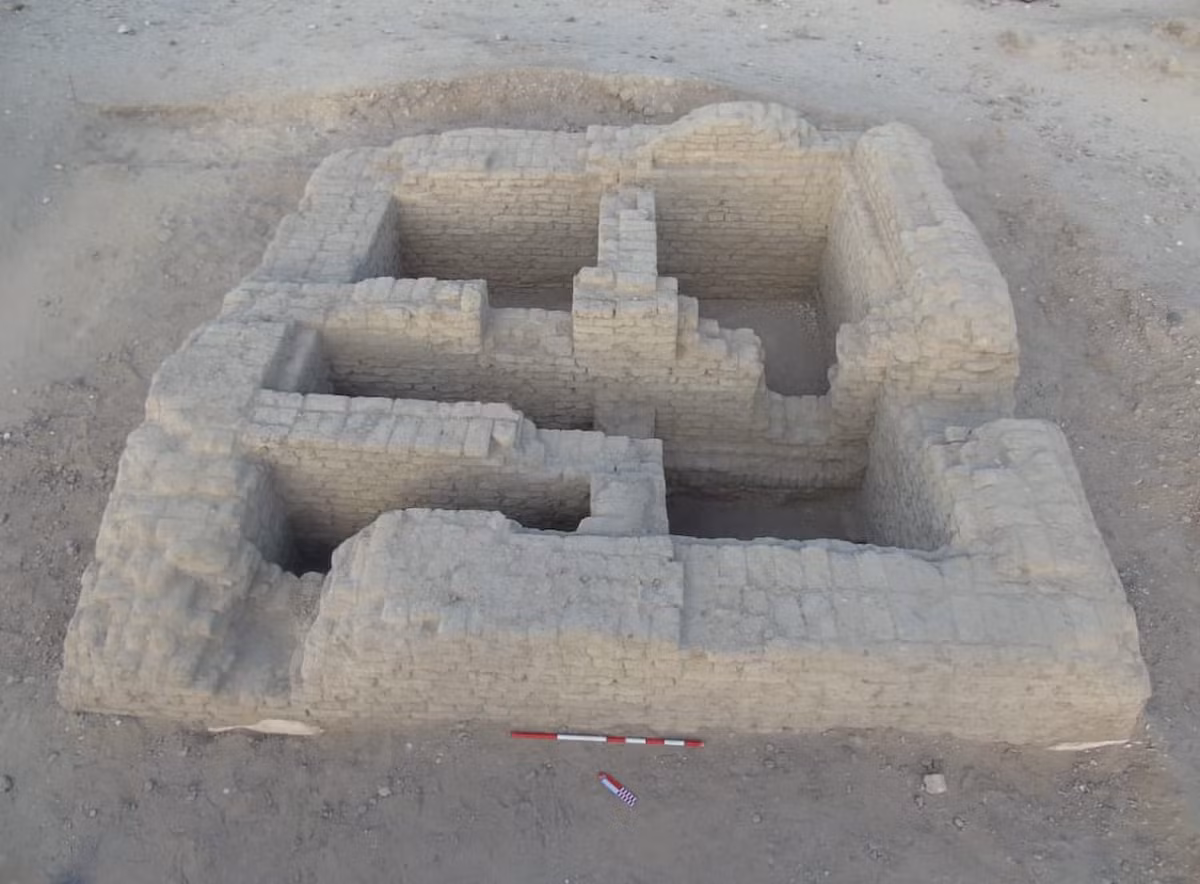 Công trình kiến ​​trúc này được xây dựng hoàn toàn bằng gạch bùn – vật liệu xây dựng đặc trưng của thung lũng sông Nile. Ảnh: @Hội đồng Cổ vật Tối cao Ai Cập.