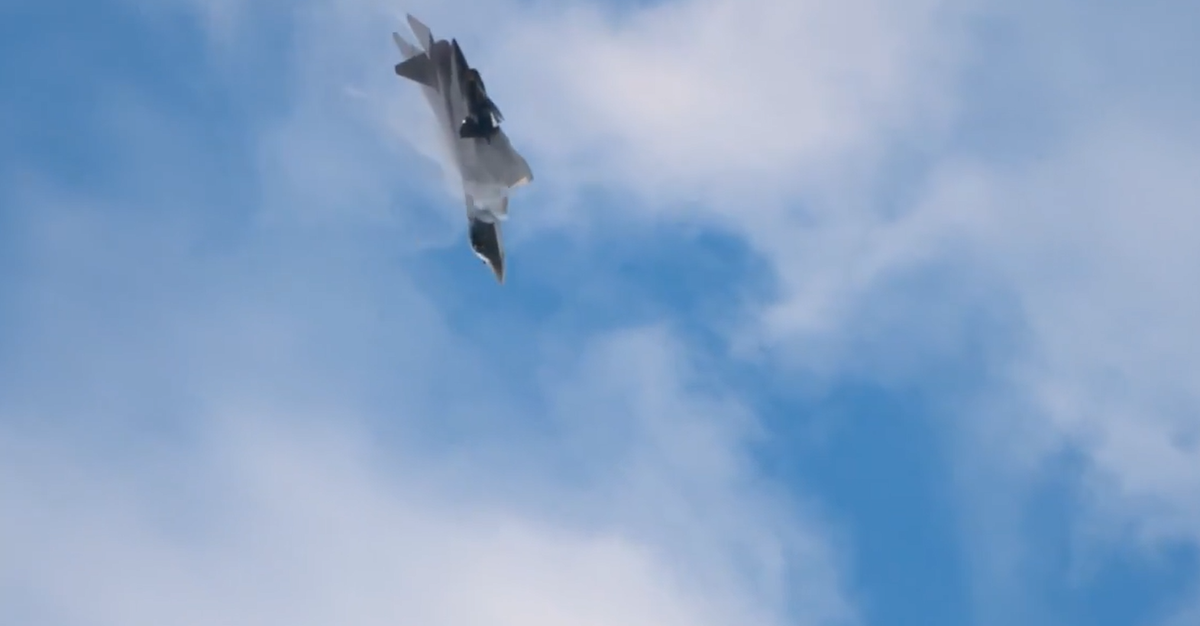 Đoạn video mới này cũng nhấn mạnh ý định của Nga trong việc trình diễn khả năng tiên tiến của Su-57 trước các triển lãm quốc phòng toàn cầu sắp tới, nhằm thu hút người mua quốc tế, và củng cố vị thế là trung tâm trong chiến lược hiện đại hóa sức mạnh không quân thế hệ tiếp theo,bất chấp những thách thức về sản xuất và chuỗi cung ứng. Ảnh: @OSINTWarfare.