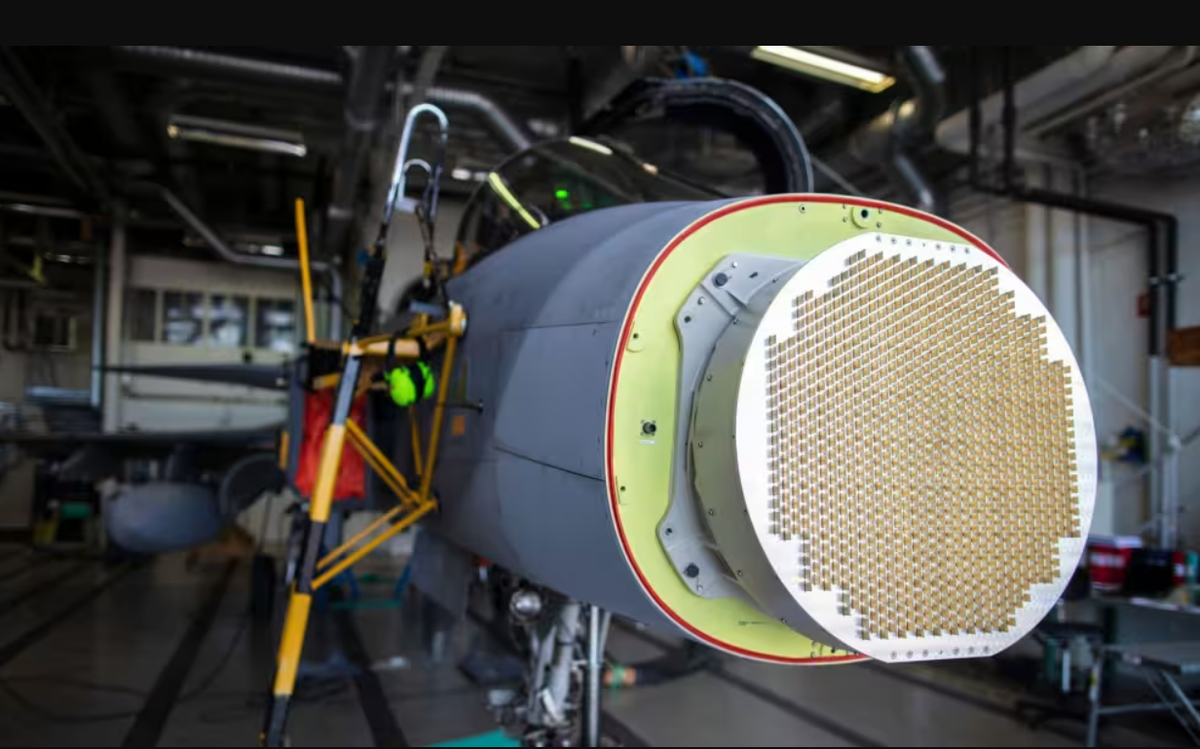 Mặc dù Bộ Quốc phòng Ấn Độ trước đây đã có kế hoạch mua một radar mảng quét điện tử chủ động hiện đại (AESA) do trong nước phát triển, nhưng những câu hỏi liên quan đến khả năng của ngành điện tử nước này trong việc sản xuất một mẫu thiết kế radar cạnh tranh theo đúng tiến độ đã được cân nhắc rộng rãi. Ảnh: @ Meta-Defense.fr.