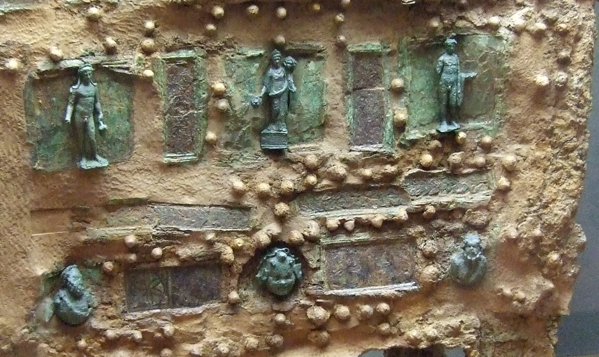 Trên chiếc rương này có đính các tấm bảng đồng đúc nổi họa tiết trang trí các nhân vật hình người sắc xảo. Ảnh: @Viện Di sản Văn hóa Tây Ban Nha.