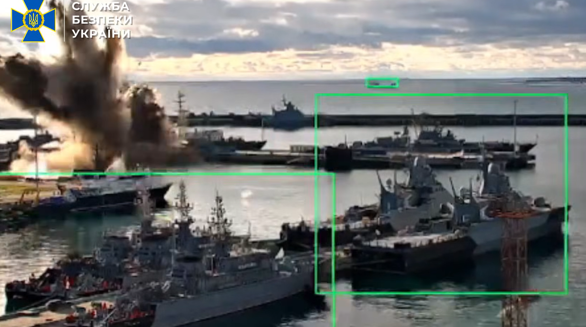 Cuộc tấn công diễn ra tại cảng Novorossiysk, một trung tâm hải quân quan trọng của Nga trên Biển Đen, nơi ngày càng trở nên quan trọng hơn kể từ khi các cuộc tấn công của Ukraine buộc các tàu Nga phải phân tán khỏi Crimea. Ảnh: @Служба безпеки України.